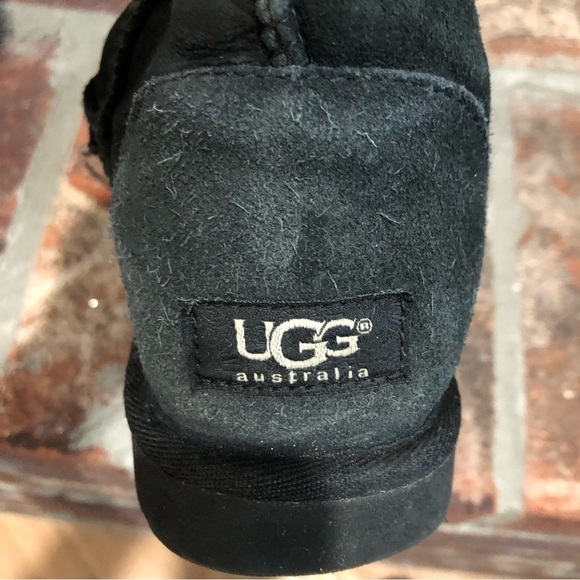 Ugg classic boot in black suede. Mid-calf. Sheep skin lining. Size 6 - Picture 3 of 7